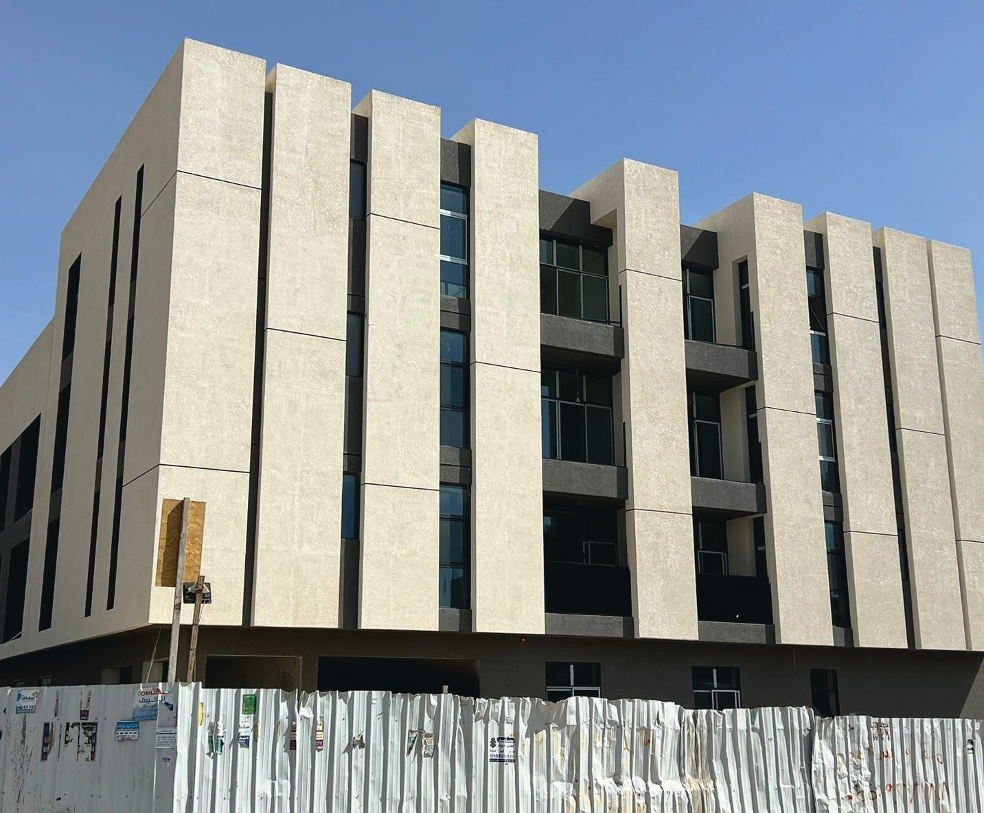 عقد تنفيذ اعمال متكاملة عمائر سكنية بحي النرجس بالرياض